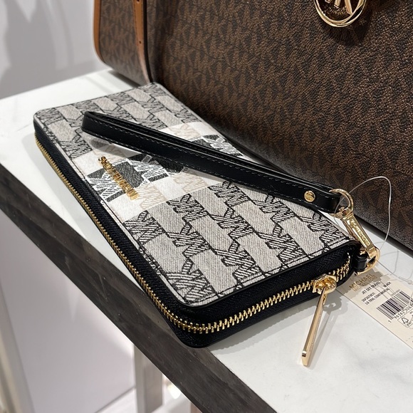 MICHAEL KORS Leather Continental Phone Holder Wristlet Wallet 
Black 
NWT - Picture 9 of 16